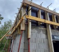 Les acrotères coffrées et coulage réalisé. La planche en biais n'a pas été de trop pour éviter au coffrage de basculer dans le vide.