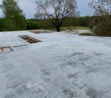 Le lendemain du coulage, on peut découvrir la dalle terminée !