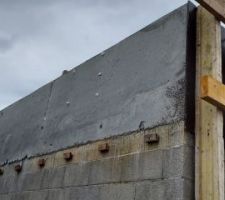 Décoffrage du panneau Est de l'acrotère. Les scotchs pris dans le béton étaient sur le panneau, sur les têtes de vis, ça s'enlèvera facilement.