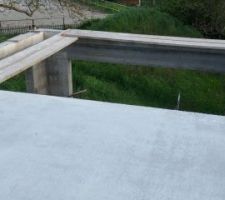 Petit montage temporaire pour les prises de mesures depuis l'angle de l'autre côté du vide sur séjour.
Je n'ai pas laissé les planches, ça reste casse gueule si jamais quelqu'un d'autre que moi passait sur le chantier.