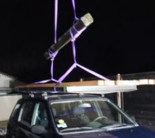 Préparation du chantier de coffrage des acrotères. Le camion est au garage, donc je récupère le bois avec la ptite voiture de ma môman qui a des barres de toit !
La grue diminue énormément le temps (et la pénibilité) du déchargement ! :D