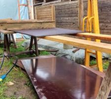 Table de montage des panneaux de coffrage des acrotères.