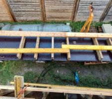 Table de montage des panneaux de coffrage des acrotères.
Le panneau Nord, qui est le plus grand. Il manque 3 poutrelles qui seront ajoutées après car plus grandes (ce sera plus facile de lever sans, et les ajouter après quand le panneau sera en l'air et pourra descendre dessus).