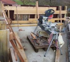 L'atelier de découpe pour les chevrons servant à caler les panneaux. Des bastaings sont vissés à la dalle pour prendre appui dessus. On peut voir que le coffrage fait environ 70cm de large pour au final seulement 20cm de béton.