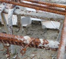 Rebouchage au mortier des trous laissés par les nervures des hourdis.