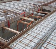 Ajout de bandes de contreplaqué sur le coffrage de la trémie de l'escalier pour la mettre au bon niveau.