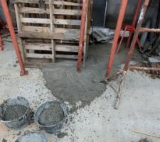 Début du coulage tôt le matin, et 8h30 première tuile : un tympan se décale, cède et ça fait un grand trou, le béton tombe par là !
Heureusement on a pu tout récupérer, et réutiliser dans les chainages du vide sur séjour (40L environ).