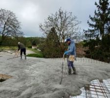 Coulage en cours.
On vibre la dalle petit à petit avant le débullage.