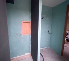 Cloisons intérieure salle de bain et douche : plaque hydro qui seront recouverte de  Wedi puis de natte d?étanchéité