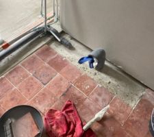 Evacuation wc et caniveau de douche en place