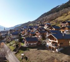 Photo de la maison et du village prise au drone durant la crémaillère - CC-BY-NC-SA