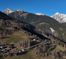 Photo de la maison (si si) et des montagnes environnantes au drone - CC-BY-NC-SA