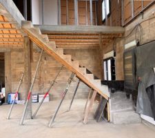 Vue escalier tranche (vue cuisine)