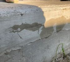Eau dans le seuil béton du garage