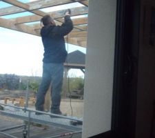 Démarrage du nettoyage de la pergola dont la peinture n'a pas résisté aux temps