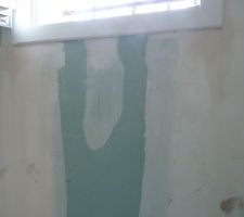 Sous la fenêtre de la salle de bain