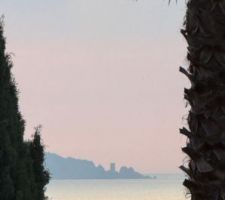 L île d?or au loin, au lever du jour