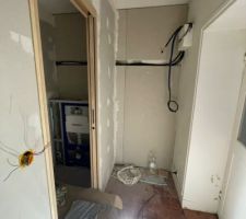 La porte à galandage a été installée, ainsi que les cloisons, par les professionnels. Nous avons fait le choix d?un WC suspendu pour faciliter le nettoyage.