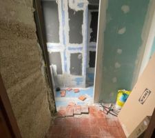 Salle de douche. Le Placo Hydro a été double de wedi, La note d?étanchéité posée au sol et les bandes faites.
