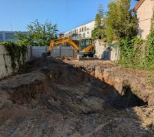 Ca avance tranquillement, le g&eacute;om&egrave;tre est pass&eacute; pour d&eacute;limiter la ou le terrassier doit creuser.