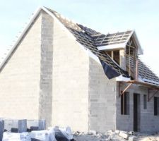 Notre maison presque hors d'eau , elle a un toit sans toiture mais un toit comme m&ecirc;me .