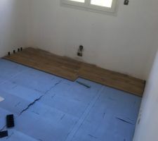 Isolant avant la pose de  notre parquet, avec le début de la pause mon beau-pére la pausé trop galère pour mon conjoint et sa patience l'egendaire .