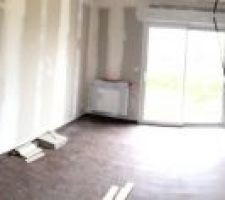 Voici notre salle a mangé, cuisine et une toute petite partie du salon .
