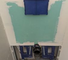 Pose bâti support geberit dans le WC du bas.