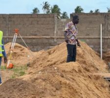 Apr&egrave;s coulage &agrave; la lunette du b&eacute;ton de propret&eacute;, mis en place coffrage pour semelles filantes