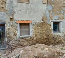 Vue depuis l'extérieur, avec projection d'un gobetis en façade pour permettre l'accroche du futur enduit