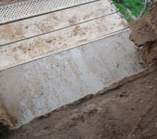 Coulage d'une semelle de répartition en béton de chaux en prévision de la reconstruction du mur