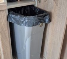 Création d'une poubelle coulissante cachée dans un placard.