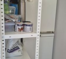 Petit cellier sous escalier pour rangements et congélateurs.