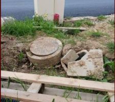 Après la casse de mes coffrets EDF et GRDF, remplacés, casse du tabouret siphoïde, eaux usées et du regard PTT.
Le constructeur décline toute responsabilité. Le chantier est sous sa responsabilité. Des hypothèses fantaisistes ont été avancées par le constructeur: vol par un voisin, entourage béton du tabouret posé cassé par l'entreprise de TP qui a fait la viabilisation du lotissement  .
Pour l'état du terrain, j'ai également eu la version du terrain affaissé.
Le remblaiement est au contrat.
Le constructeur se défausse et dit qu'il ne fera rien de plus = pas d'actions correctives derrière le panneau de chantier faisant état de leur nom (image de l'entreprise ?).

Le constructeur m'a demandé de façon répétée d'apporter la preuve du bon état de la viabilisation lorsque je leur ai confié mon terrain.
Ils ont accepté mon terrain, il est donc réputé conforme à leur exigences.
Ensuite ils en avaient la responsabilité.

J'insiste pour faire valoir mon bon droit. Après une discussion pied à pied avec le responsable technique jeudi, j'ai obtenu quelques avancées.
Je suis choquée de ces manoeuvres outrageuses.
Ils ont instauré une atmosphère de bras de fer sur le chantier.
Tonnerre de Concarneau !