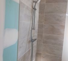 Douchette posée au lieu du ciel de douche commandé.