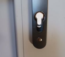 Porte de service du garage sans barillet avec matériel à l'intérieur : moteur porte de garage non fixé, carrelage et faïence.