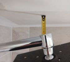 Le pommeau de la douche est à 5 cm du plafond à 2,35 au lieu de 2,05