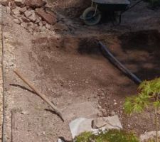 Approfondissement de la noue paysagère à l'arrière de la maison avant de la remblayer avec du matériau drainant