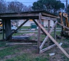 R&eacute;cup&eacute;ration d'un abri &agrave; chevaux pour faire la cabanne de chantier