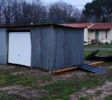 R&eacute;cup&eacute;ration d'un abri &agrave; chevaux pour faire la cabanne de chantier