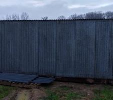R&eacute;cup&eacute;ration d'un abri &agrave; chevaux pour faire la cabanne de chantier