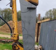 Une super société à PONS me découpe au laser des toles de 8mm pour refaire le balancier de la pelle