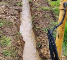 Le temps d'évacuer l'eau de pluie... et panne ! en soudant on a mis un coup d'arc sur le vérin de godet, verdict d'un spécialiste local : le vérin est à refaire ! il découpe une tige haute dureté resoude tout ca, pose des joints neufs et hop c'est remonté, 2 semaines après !!!