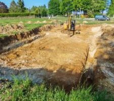 Après le terrassement de la plateforme du sous sol, terrassement des fouilles. Argile et calcaire alternent ! et pour éviter une casse, je décide de terrasser le calcaire à la main et marteau piqueur