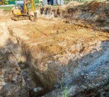 Après le terrassement de la plateforme du sous sol, terrassement des fouilles. Argile et calcaire alternent ! et pour éviter une casse, je décide de terrasser le calcaire à la main et marteau piqueur