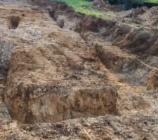 Après le terrassement de la plateforme du sous sol, terrassement des fouilles. Argile et calcaire alternent ! et pour éviter une casse, je décide de terrasser le calcaire à la main et marteau piqueur