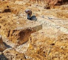 Après le terrassement de la plateforme du sous sol, terrassement des fouilles. Argile et calcaire alternent ! et pour éviter une casse, je décide de terrasser le calcaire à la main et marteau piqueur