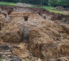 Après le terrassement de la plateforme du sous sol, terrassement des fouilles. Argile et calcaire alternent ! et pour éviter une casse, je décide de terrasser le calcaire à la main et marteau piqueur