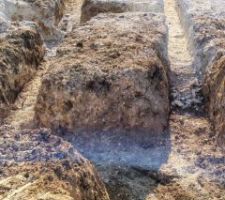 Après le terrassement de la plateforme du sous sol, terrassement des fouilles. Argile et calcaire alternent ! et pour éviter une casse, je décide de terrasser le calcaire à la main et marteau piqueur