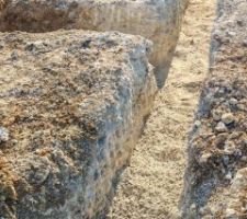 Après le terrassement de la plateforme du sous sol, terrassement des fouilles. Argile et calcaire alternent ! et pour éviter une casse, je décide de terrasser le calcaire à la main et marteau piqueur